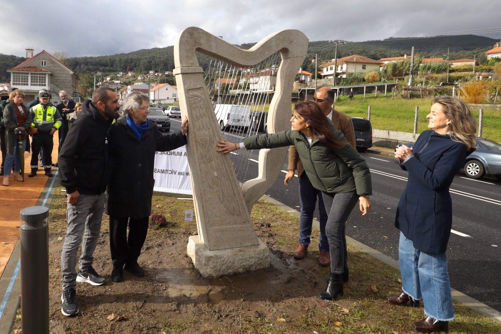 Inauguración en Poio de la escultura en homenaje a las víctimas de tráfico