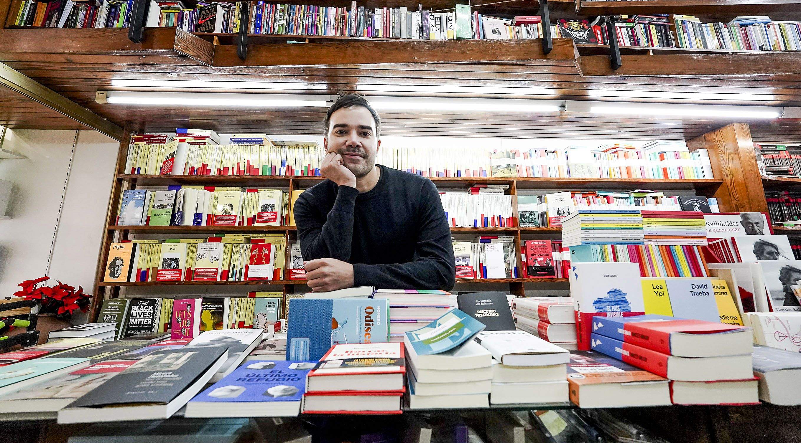 El escritor pontevedrés Guillermo Alonso, en la Libraría Paz
