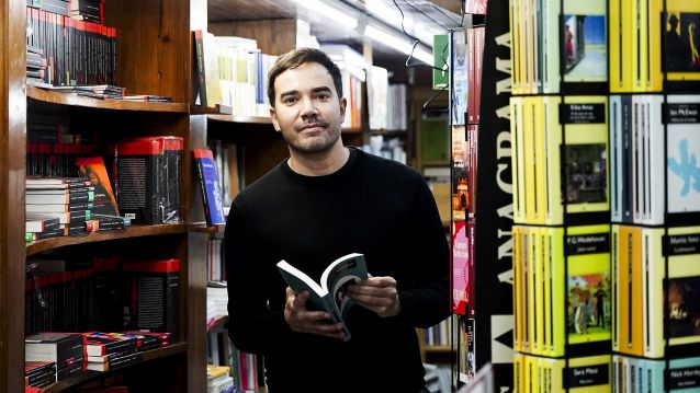 El escritor pontevedrés Guillermo Alonso, en la Libraría Paz El escritor pontevedrés Guillermo Alonso, en la Libraría Paz