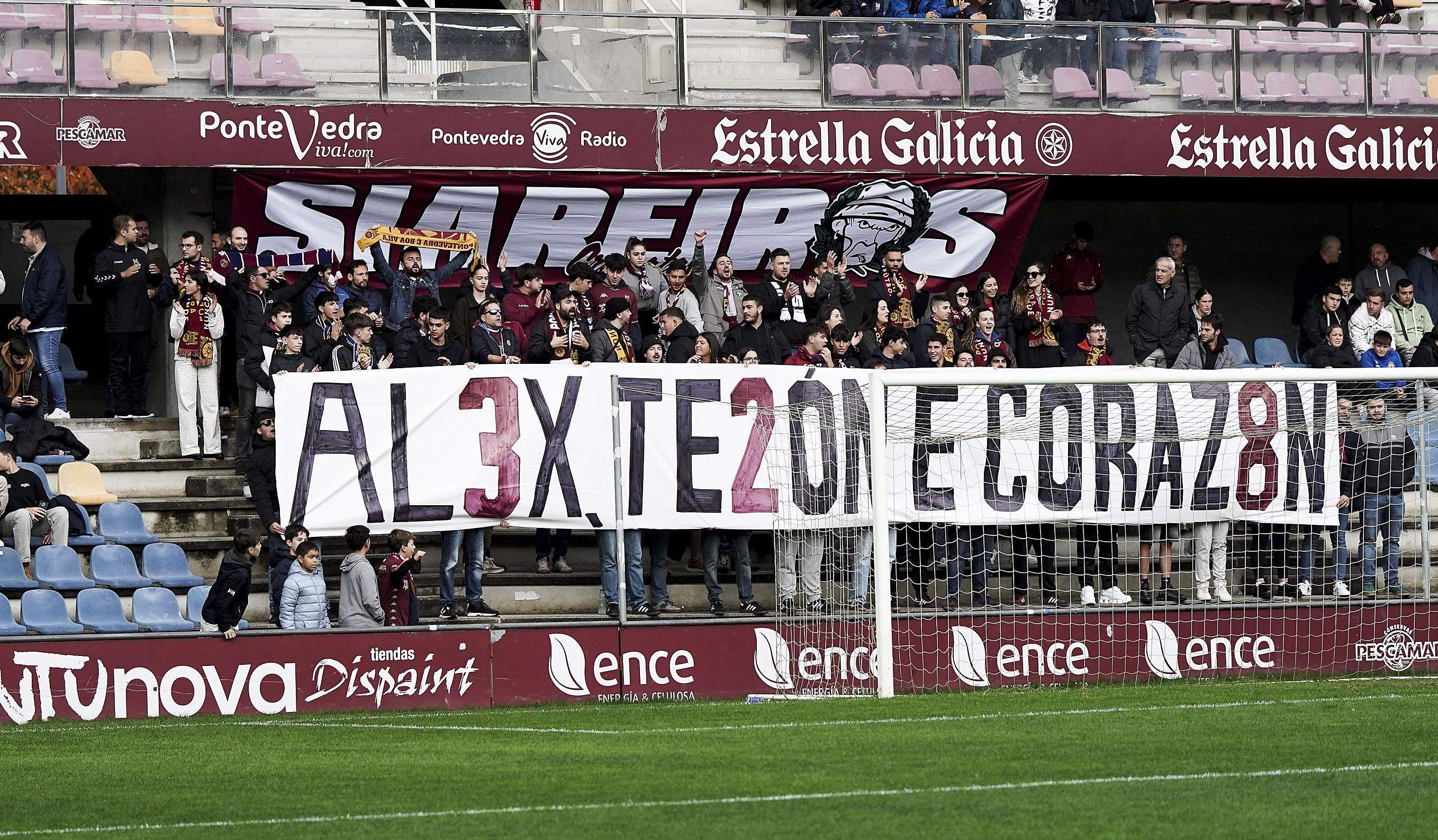 Partido entre Pontevedra CF y Mérida en Pasarón