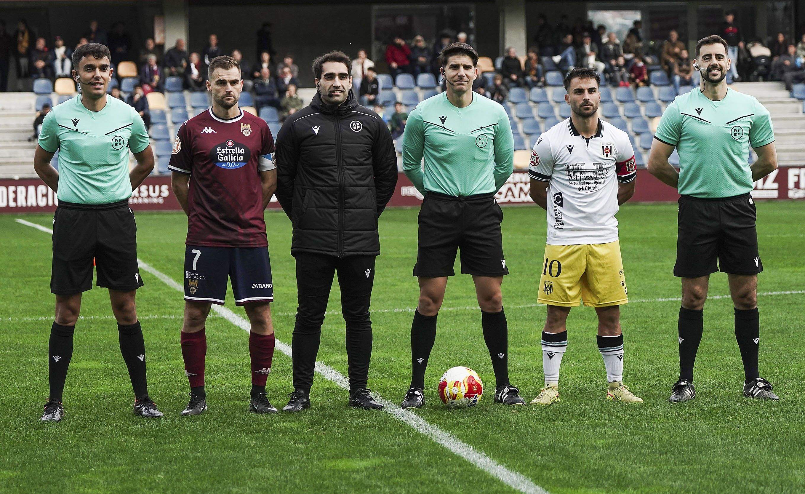 Partido entre Pontevedra CF y Mérida en Pasarón