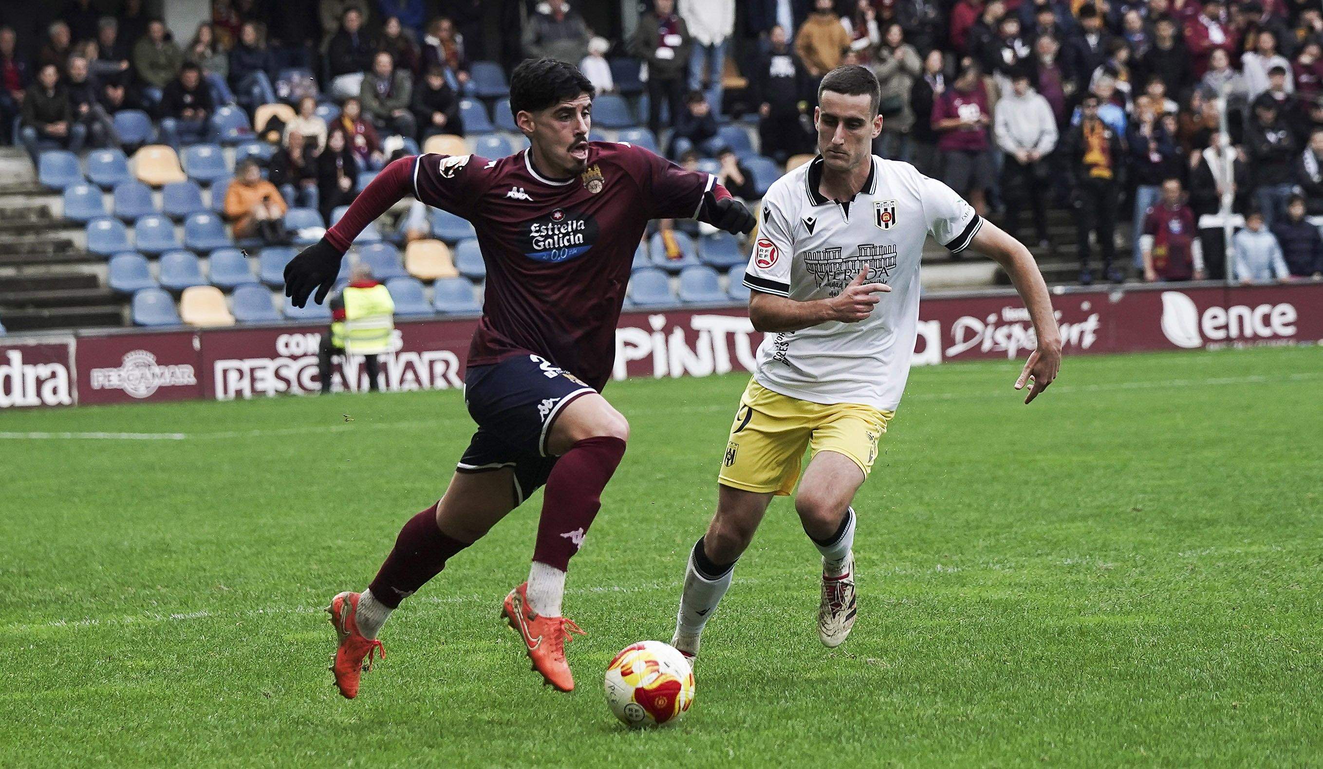 Partido entre Pontevedra CF y Mérida en Pasarón