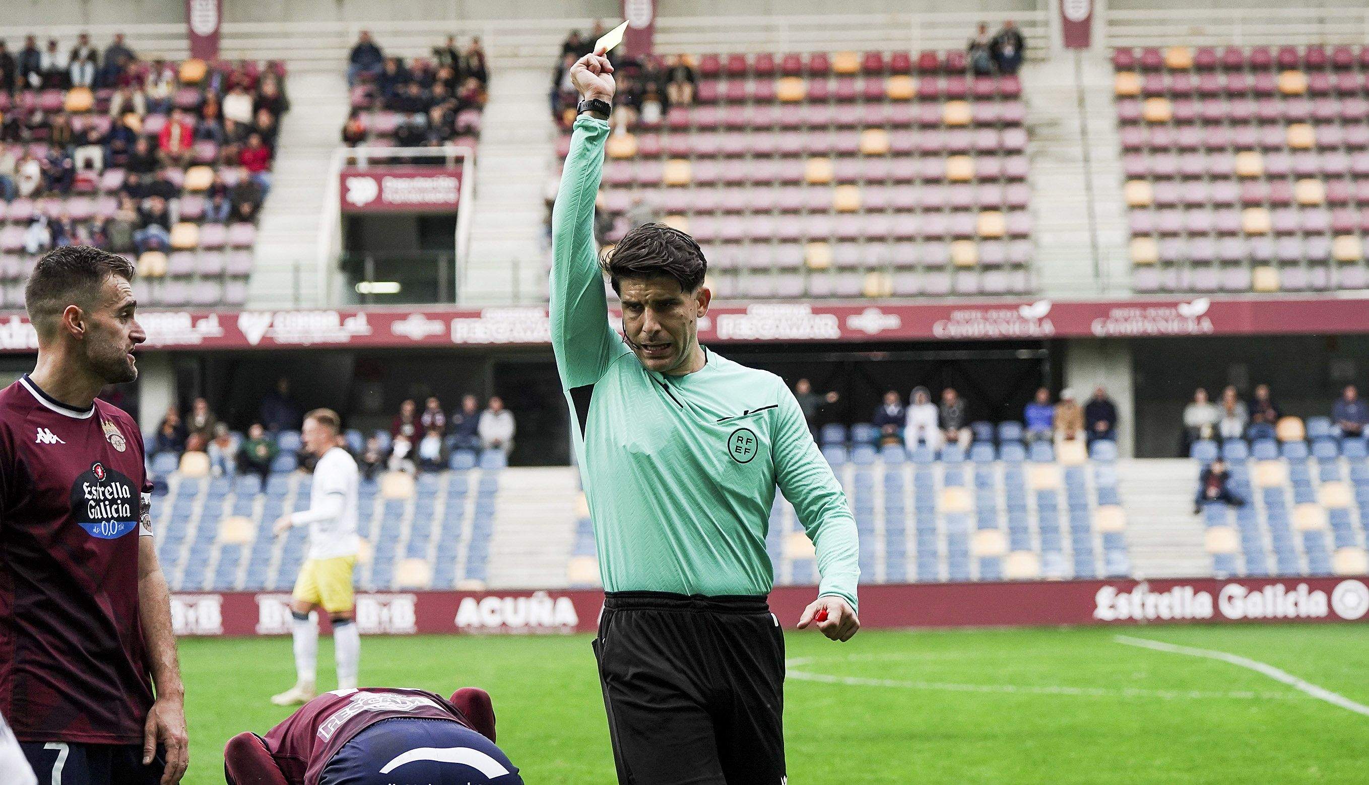 El árbitro muestra una terjeta en el partido entre Pontevedra CF y Mérida en Pasarón