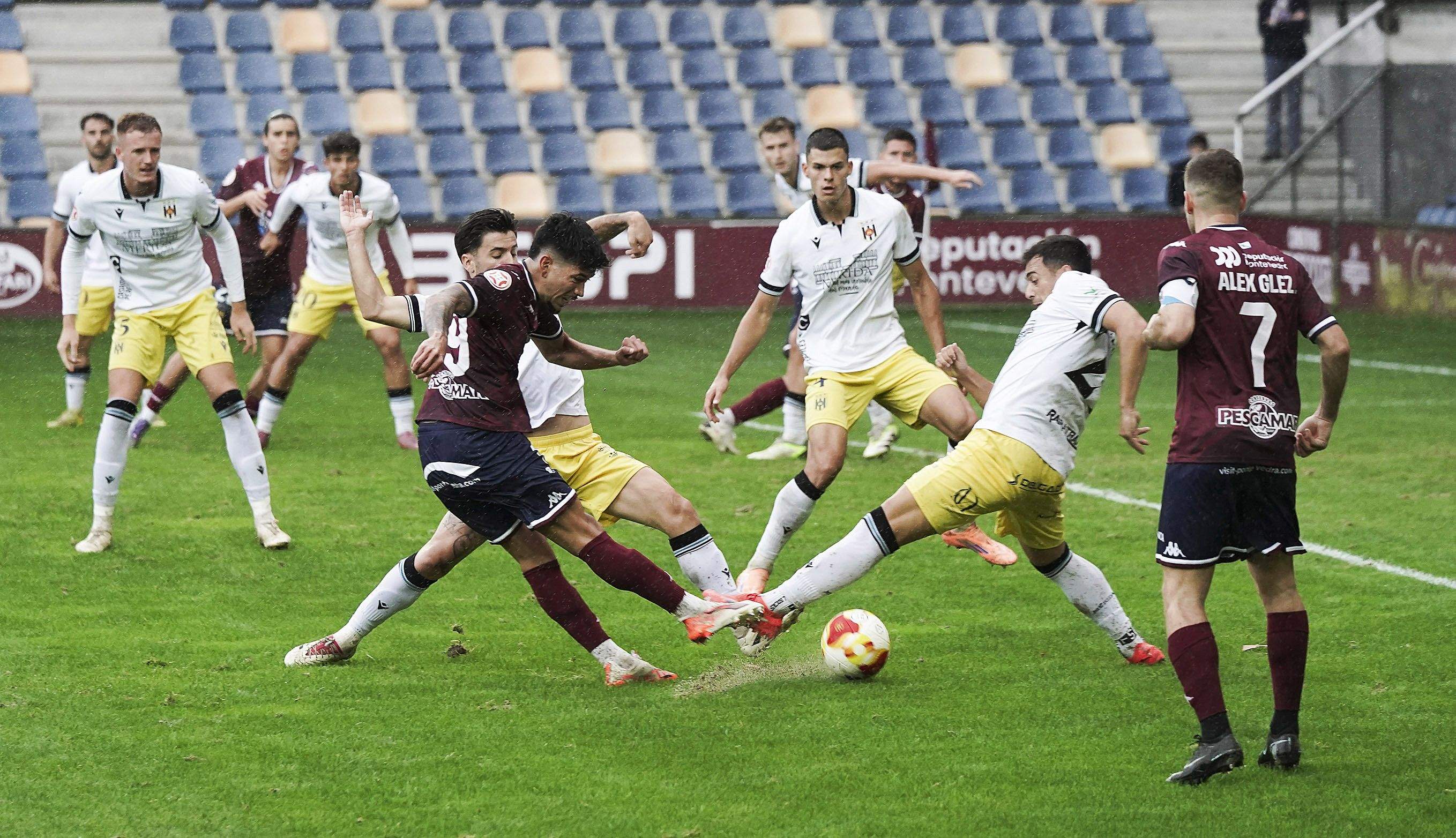 Partido entre Pontevedra CF y Mérida en Pasarón