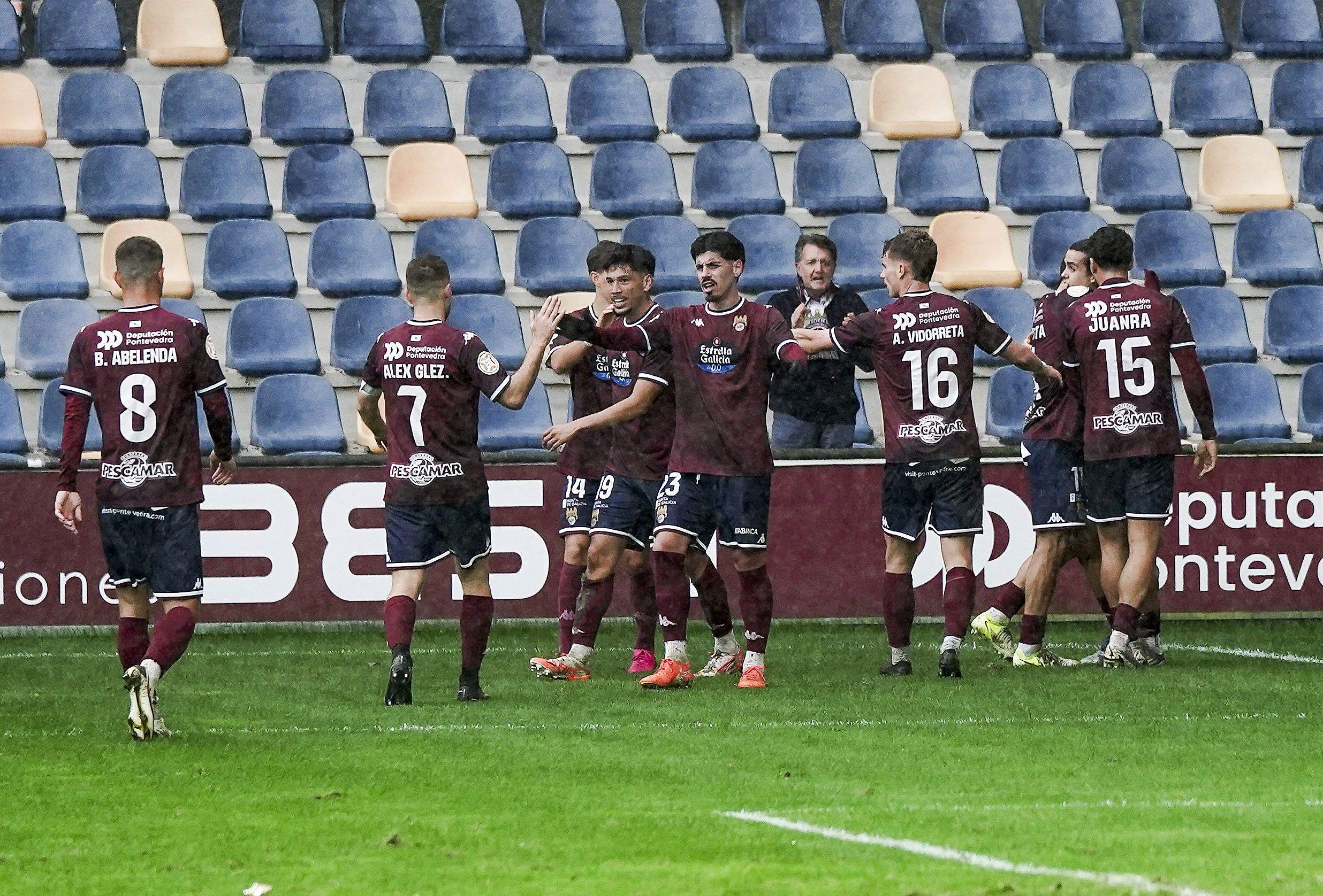 Partido entre Pontevedra CF y Mérida en Pasarón