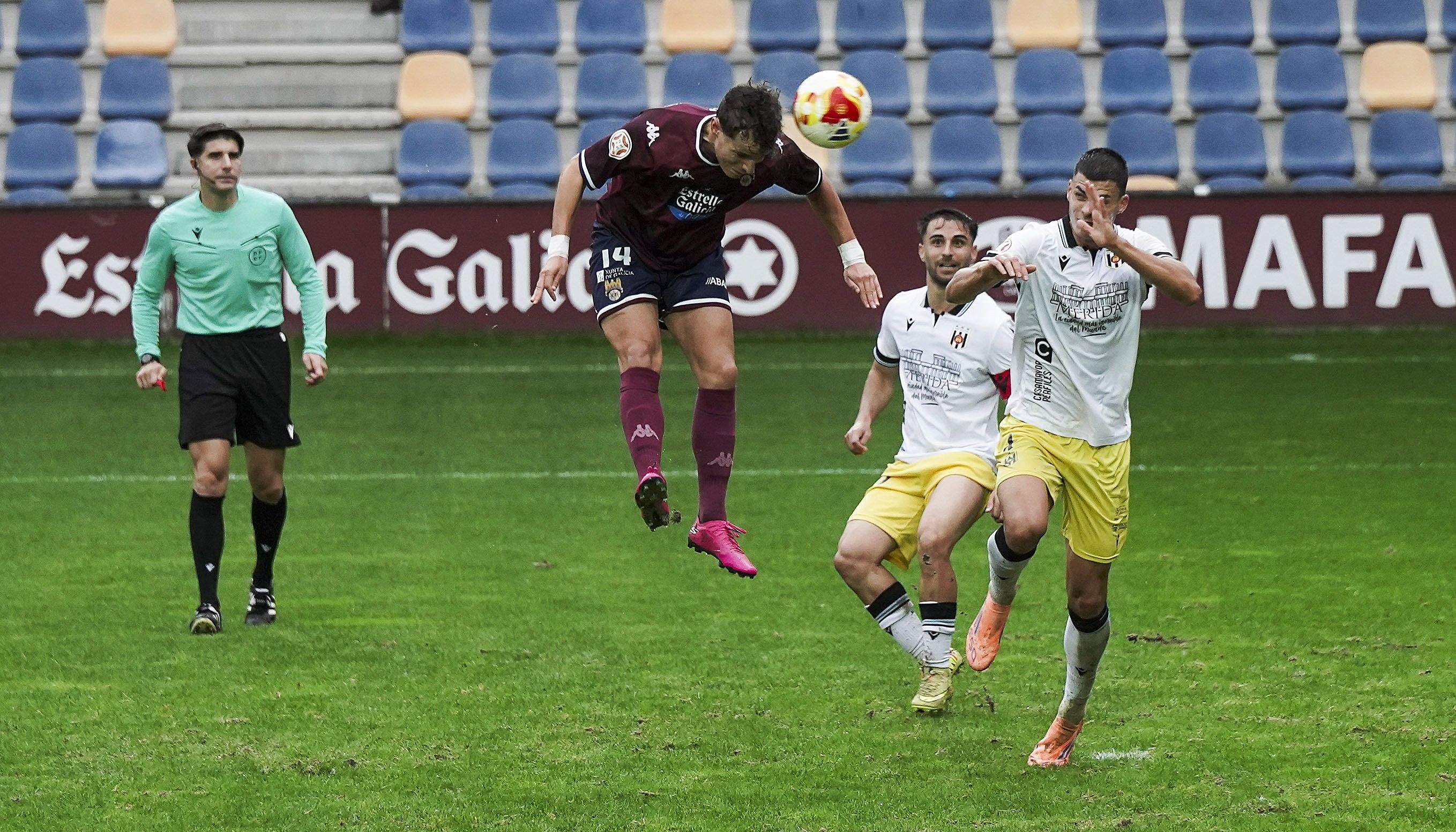 Partido entre Pontevedra CF y Mérida en Pasarón