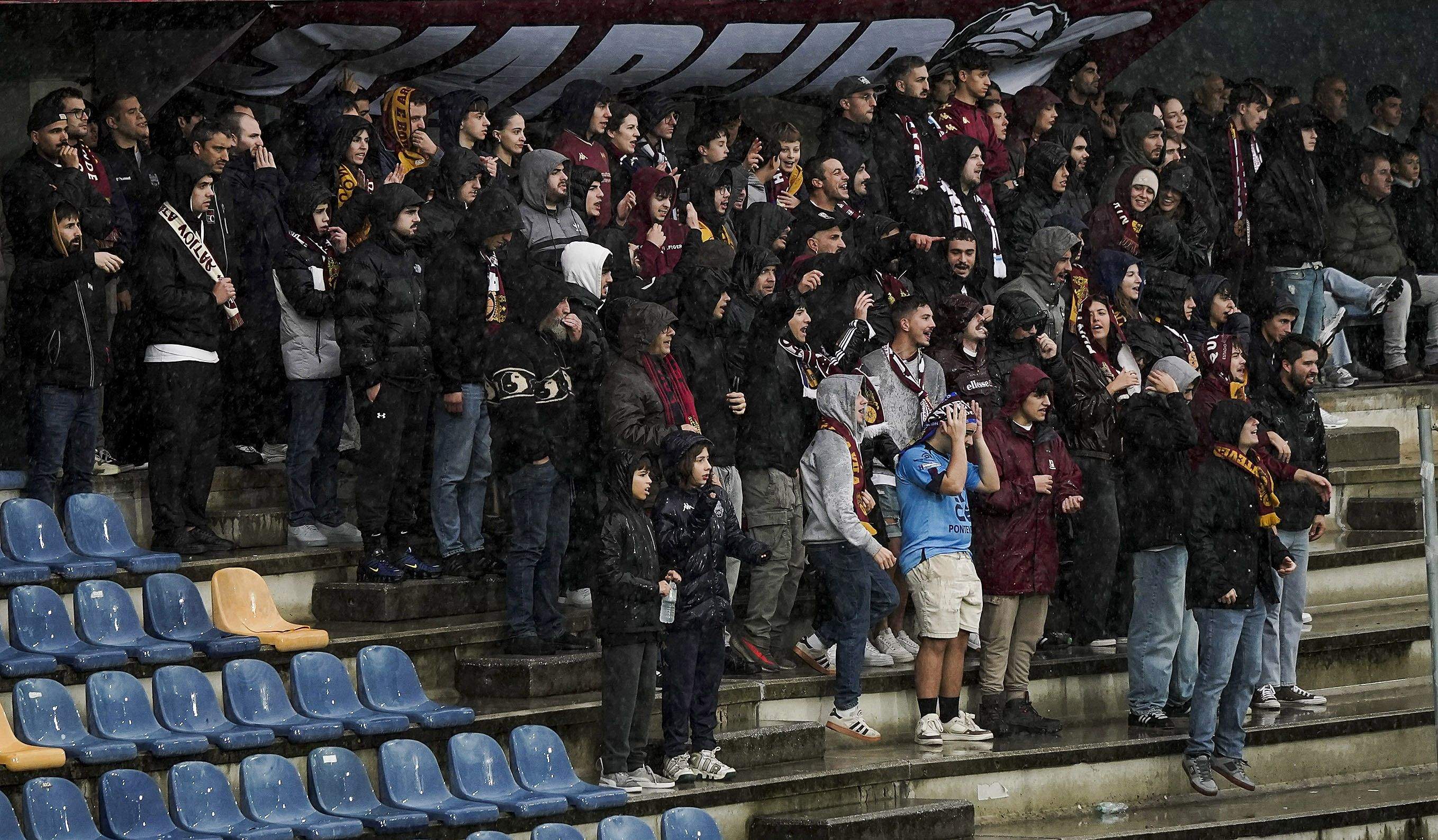 Partido entre Pontevedra CF y Mérida en Pasarón