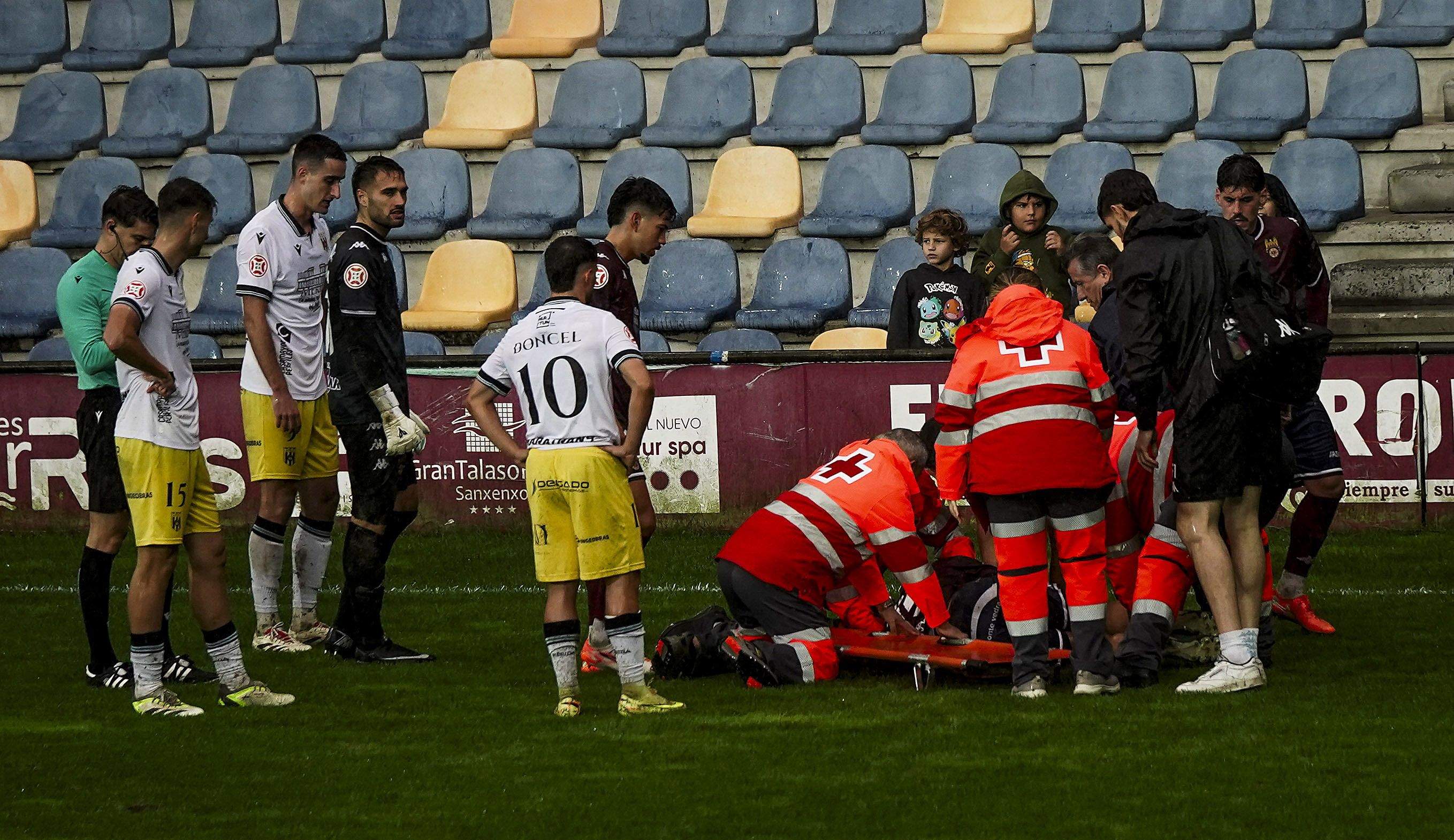 Lesión de Juanra en el partido entre Pontevedra CF y Mérida en Pasarón