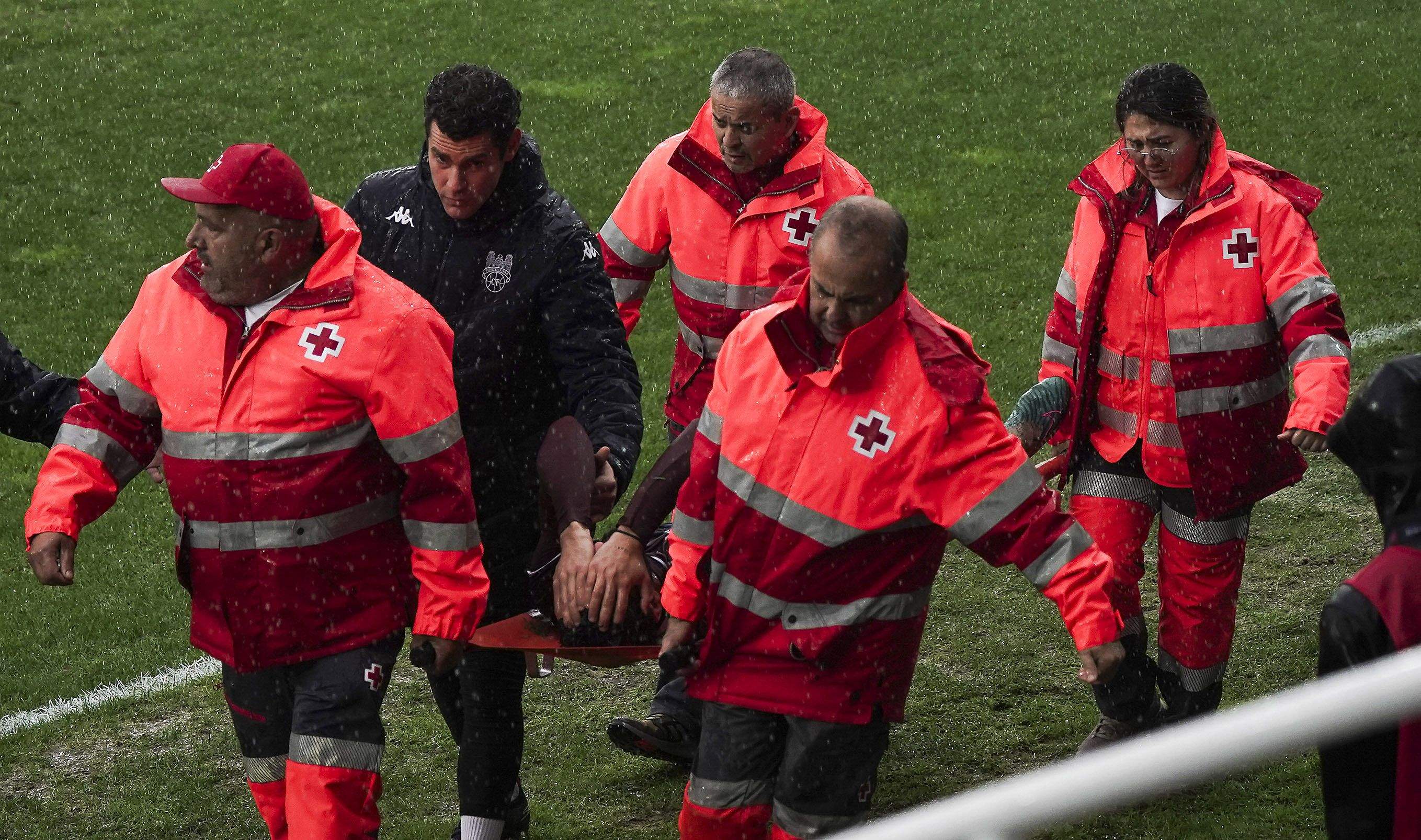 Juanra se retira en camilla tras lesionarse en el partido entre Pontevedra y Mérida 