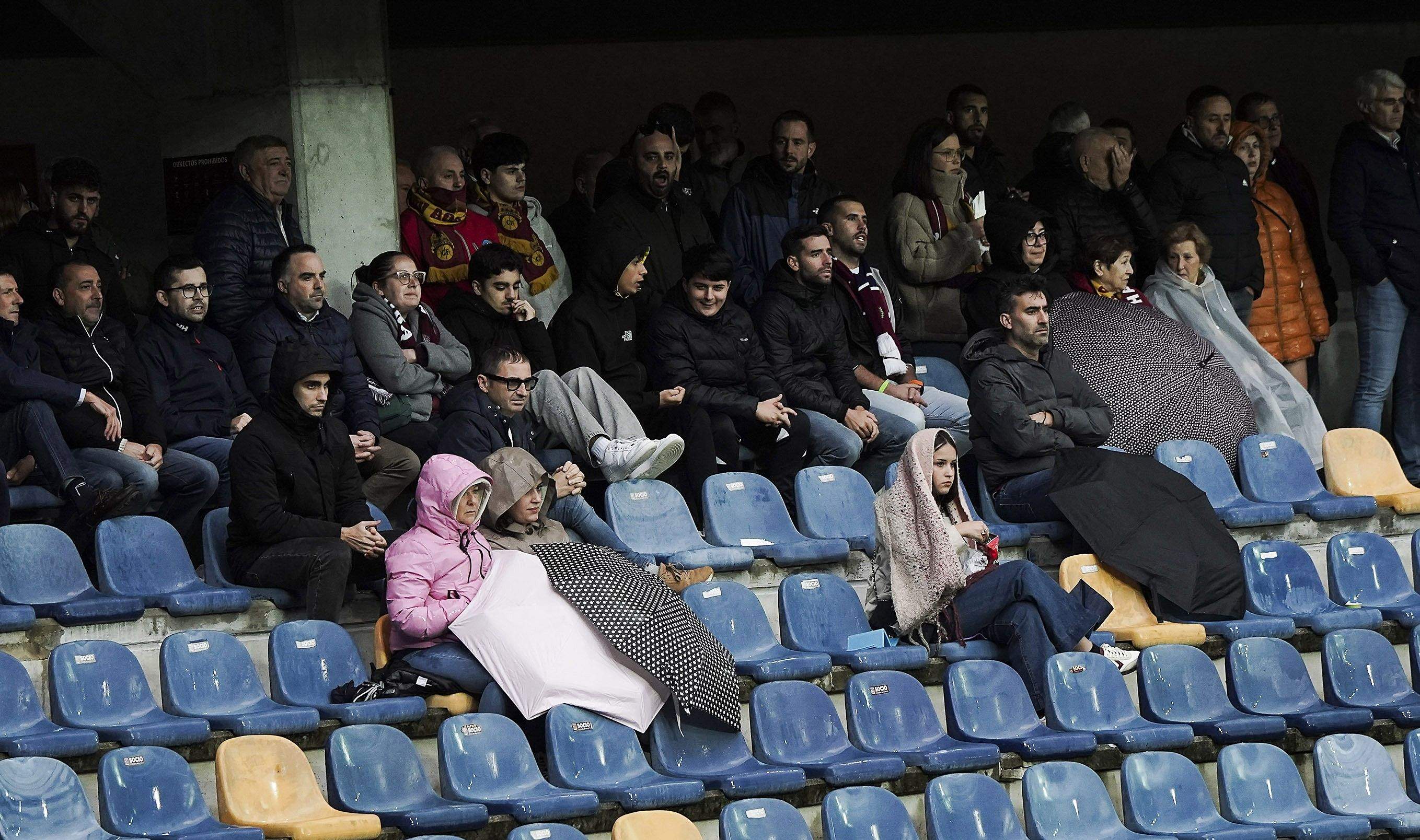 Partido entre Pontevedra CF y Mérida en Pasarón