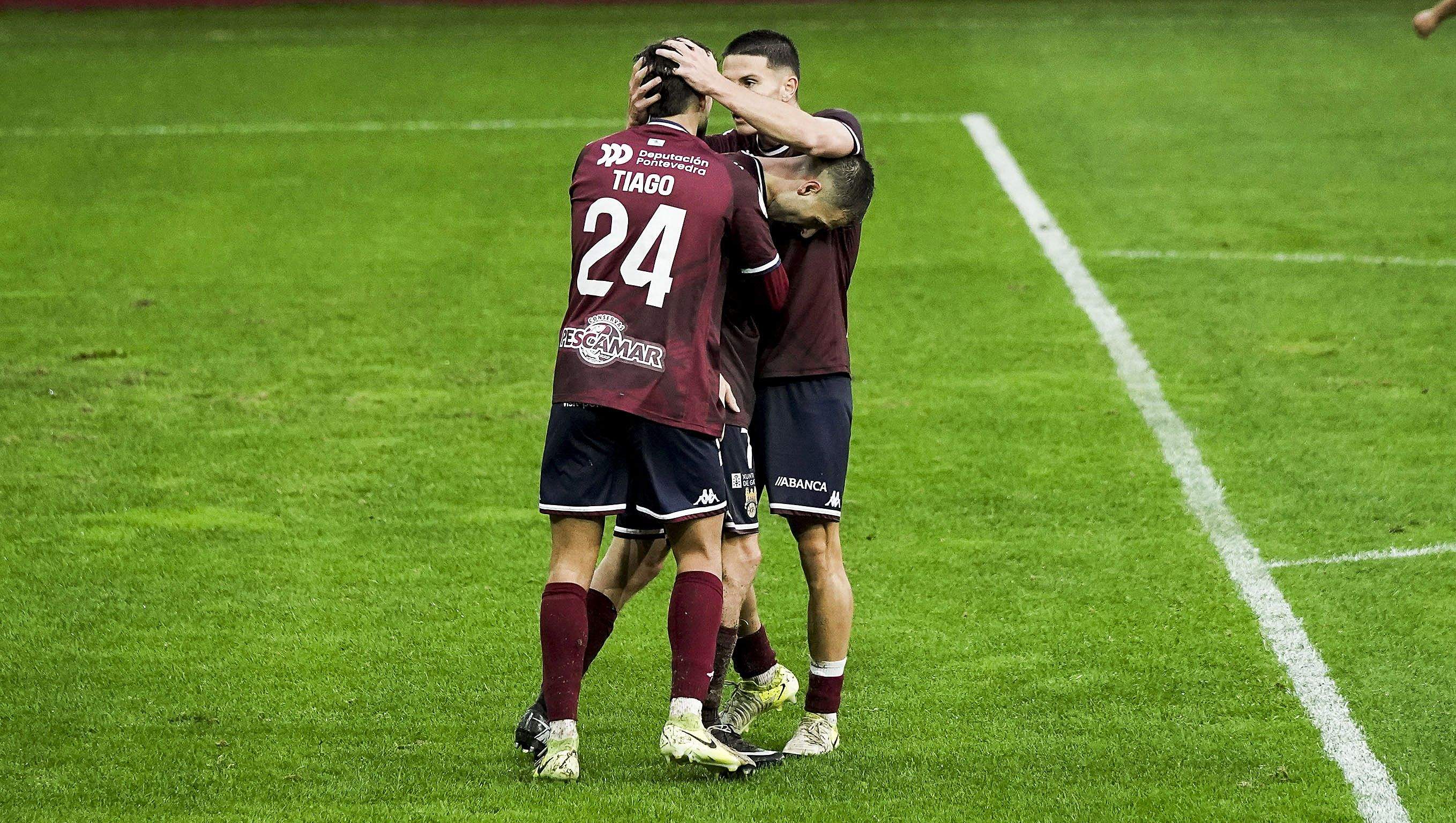 Partido entre Pontevedra CF y Mérida en Pasarón