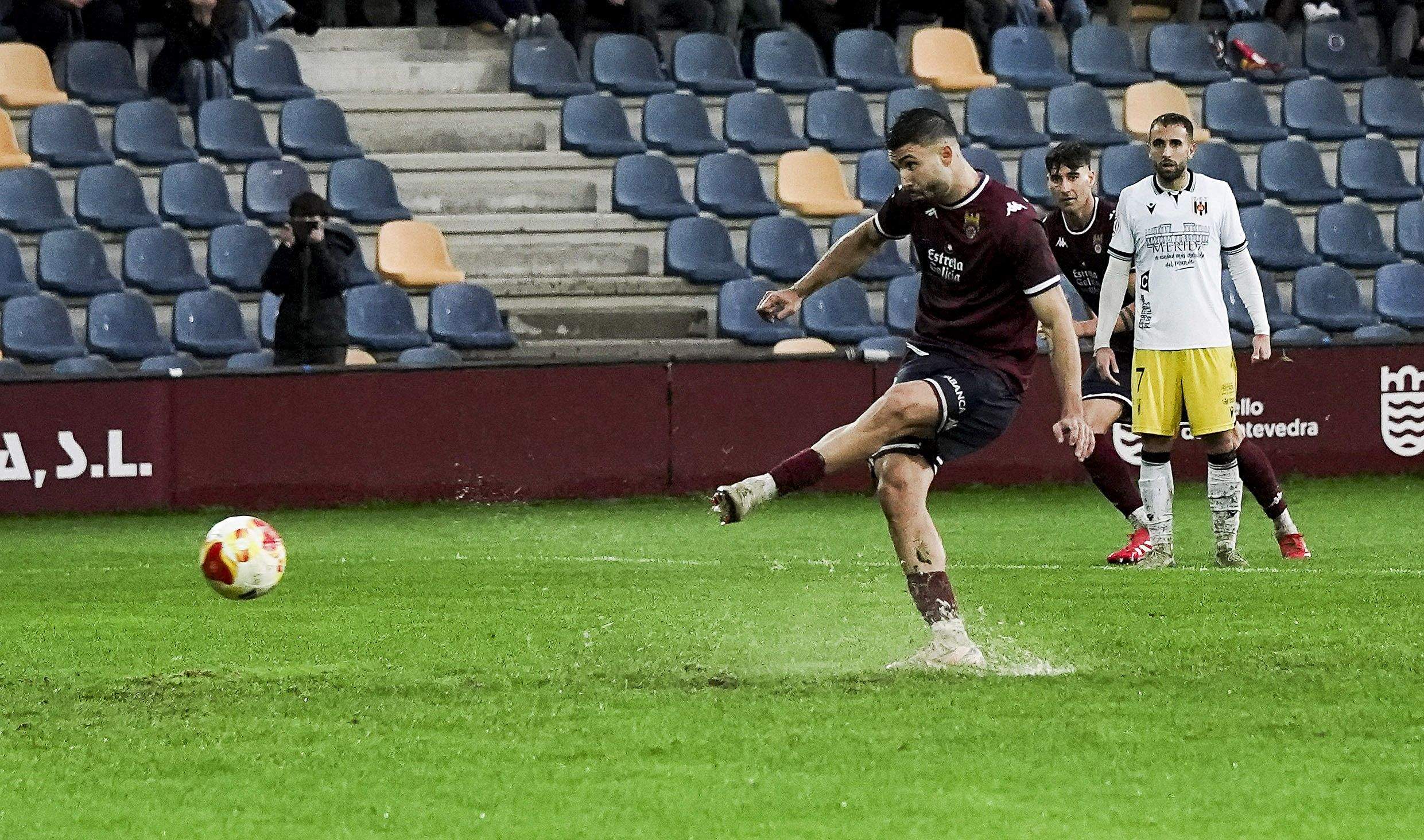 Dani Selma, en uno de sus dos penaltis fallados contra el Mérida en Pasarón