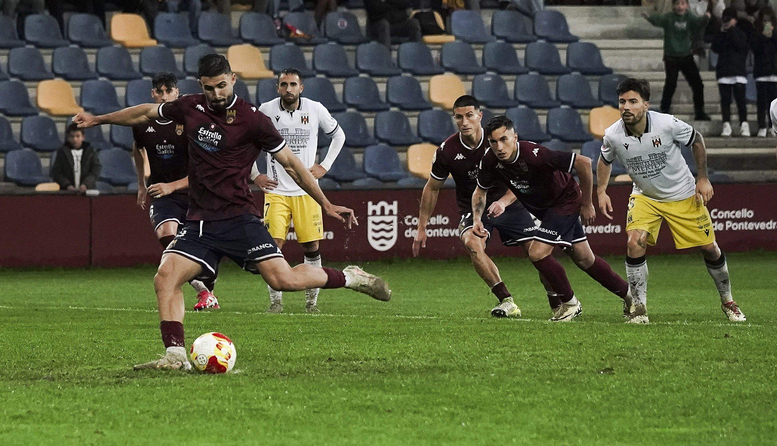 Partido entre Pontevedra CF y Mérida en Pasarón