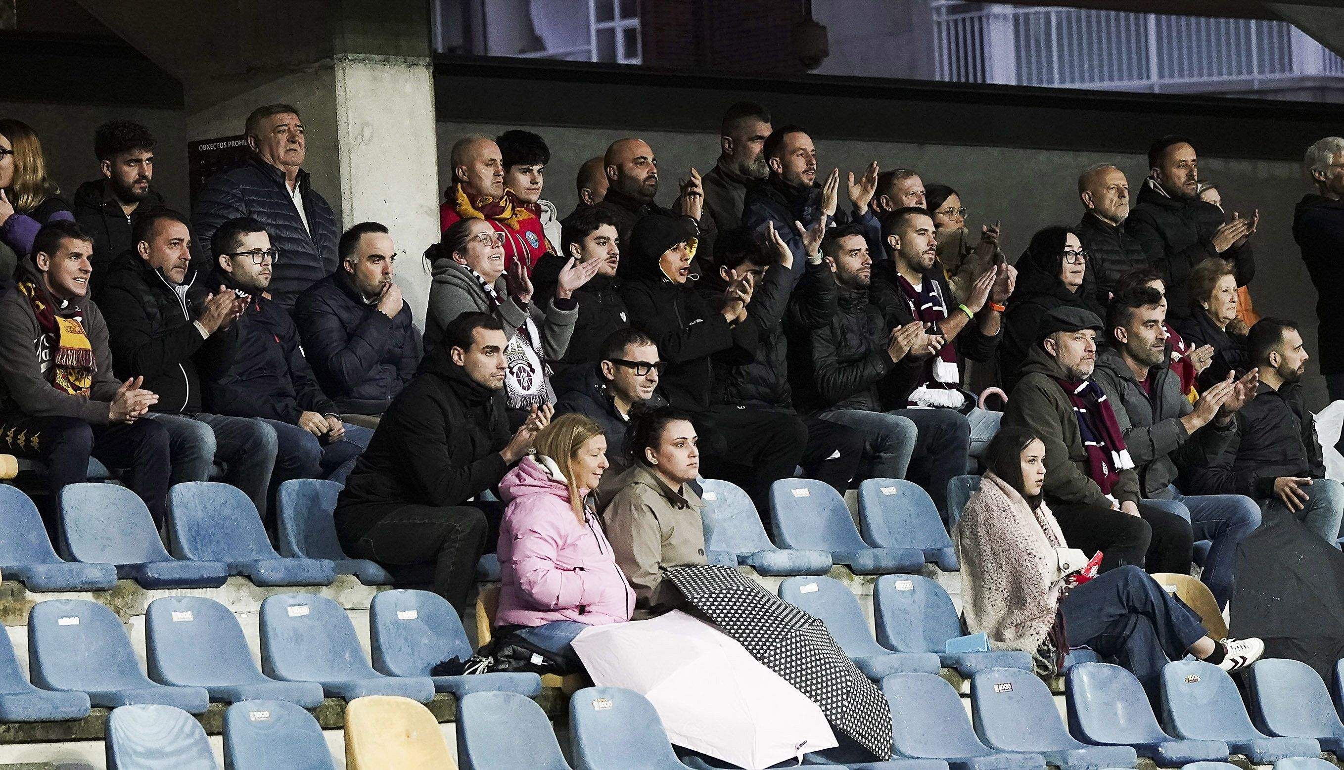 Partido entre Pontevedra CF y Mérida en Pasarón
