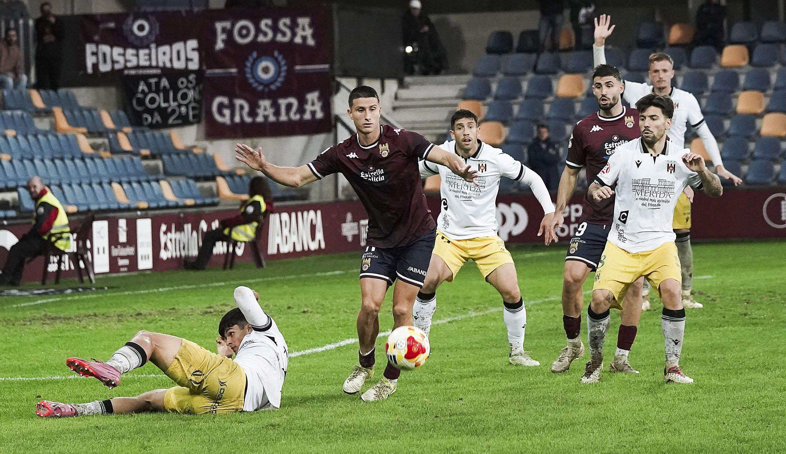 Miguel Cuesta, en el partido entre Pontevedra CF y Mérida en Pasarón