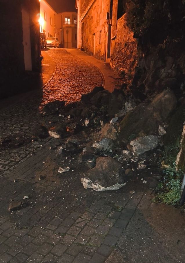 Muro caído en la Rúa Carabuxeira Muro caído en la Rúa Carabuxeira