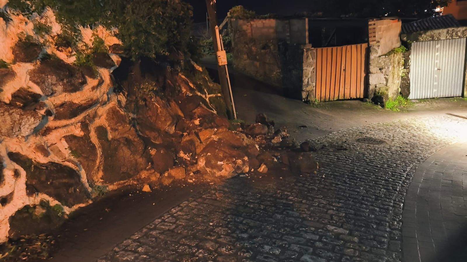Muro caído en la Rúa Carabuxeira