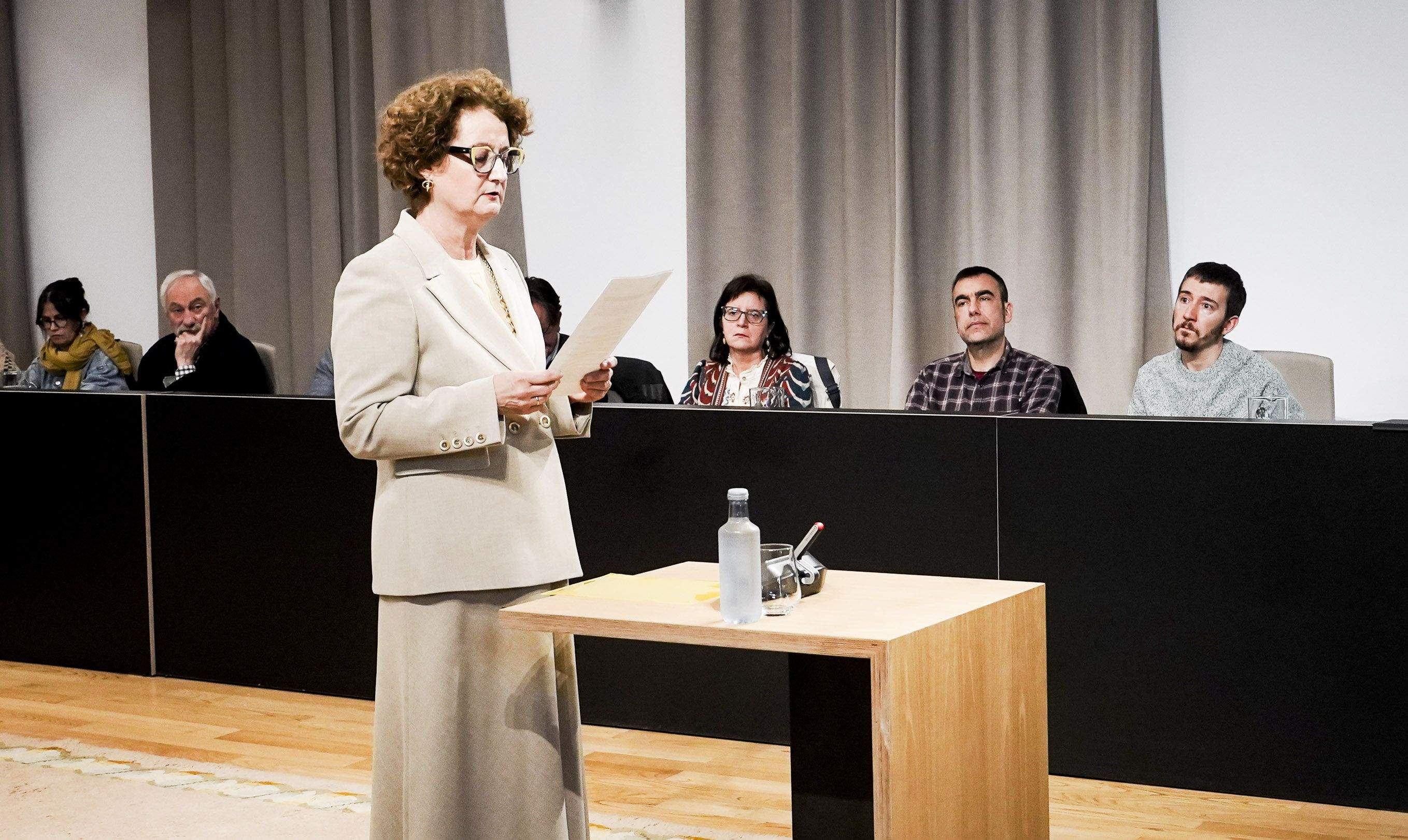 Gema Rial, decana de los abogados de Pontevedra, lee el manifiesto del 25N