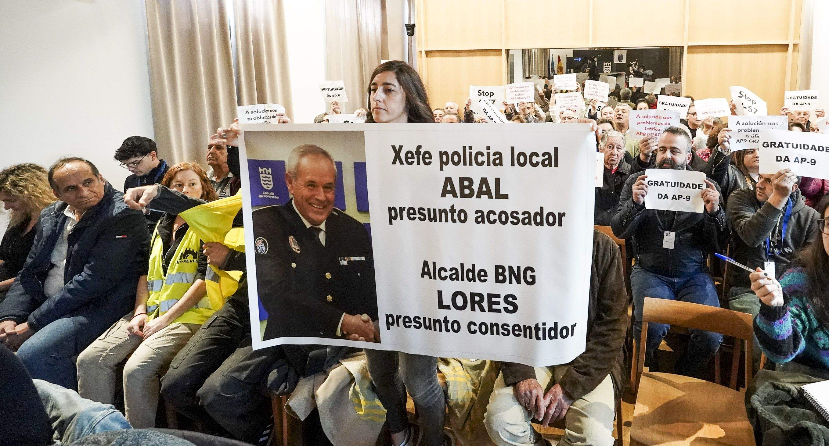 Protesta de la agente de la Policía Local durante el Pleno municipal