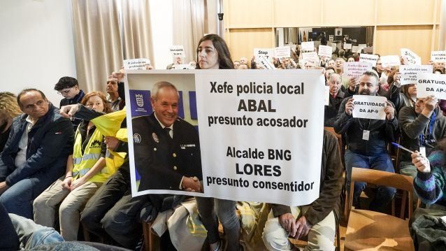 Protesta de la agente de la Policía Local durante el Pleno municipal
