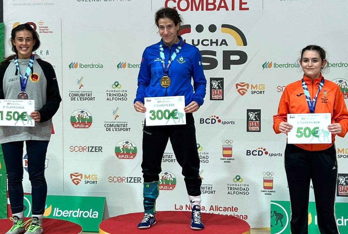 Lydia Pérez, no podio da Final da Liga de Loita Feminina