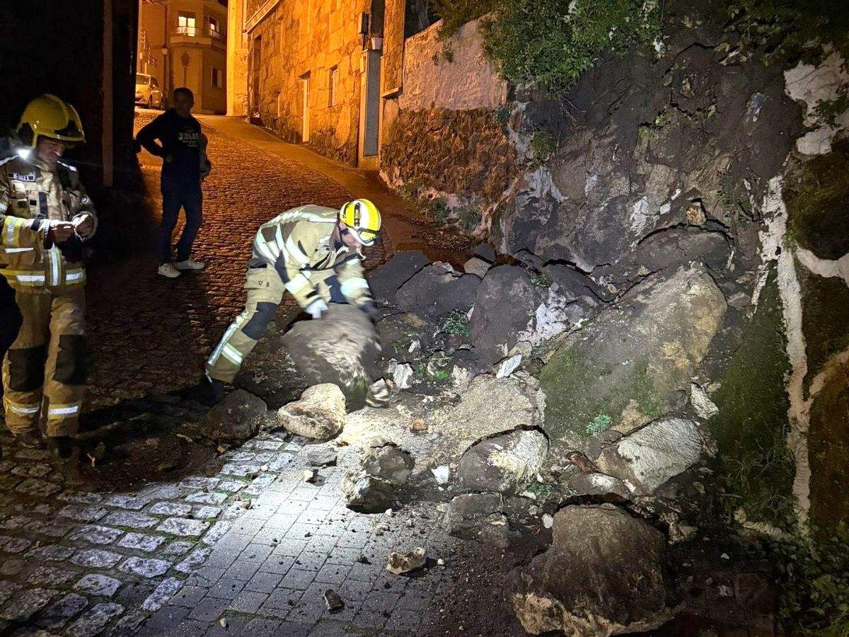 Efectivos de emergencias de Sanxenxo intervienen en el muro derribado por el temporal