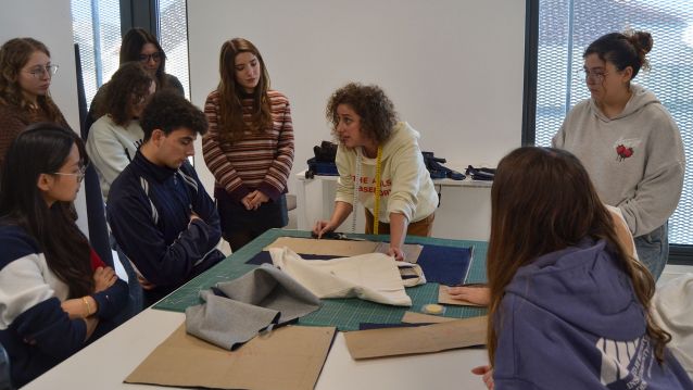 Marta Lloria imparte un obradoiro de confección de 'tote bags'