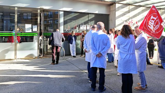 Persoal sanitario concentrado ante o Centro de Saúde da Parda Persoal sanitario concentrado ante o Centro de Saúde da Parda