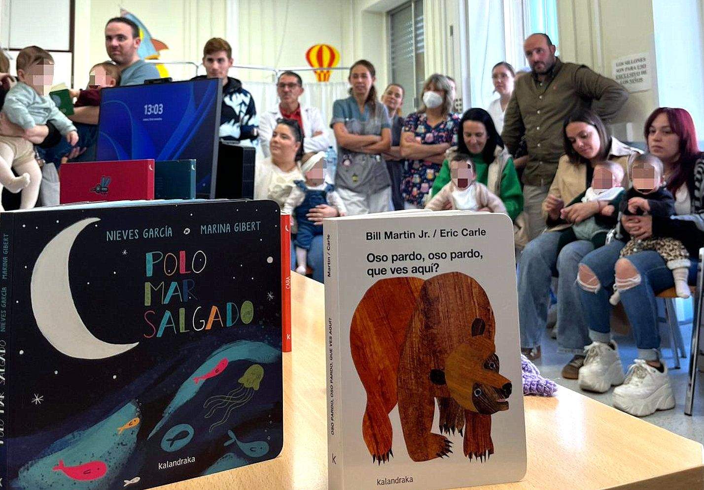Libros da biblioteca de Pediatría no Hospital Provincial