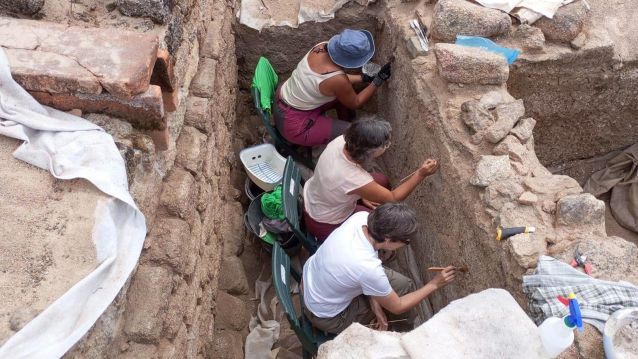 Trabajos de excavación en el yacimiento de Adro Vello