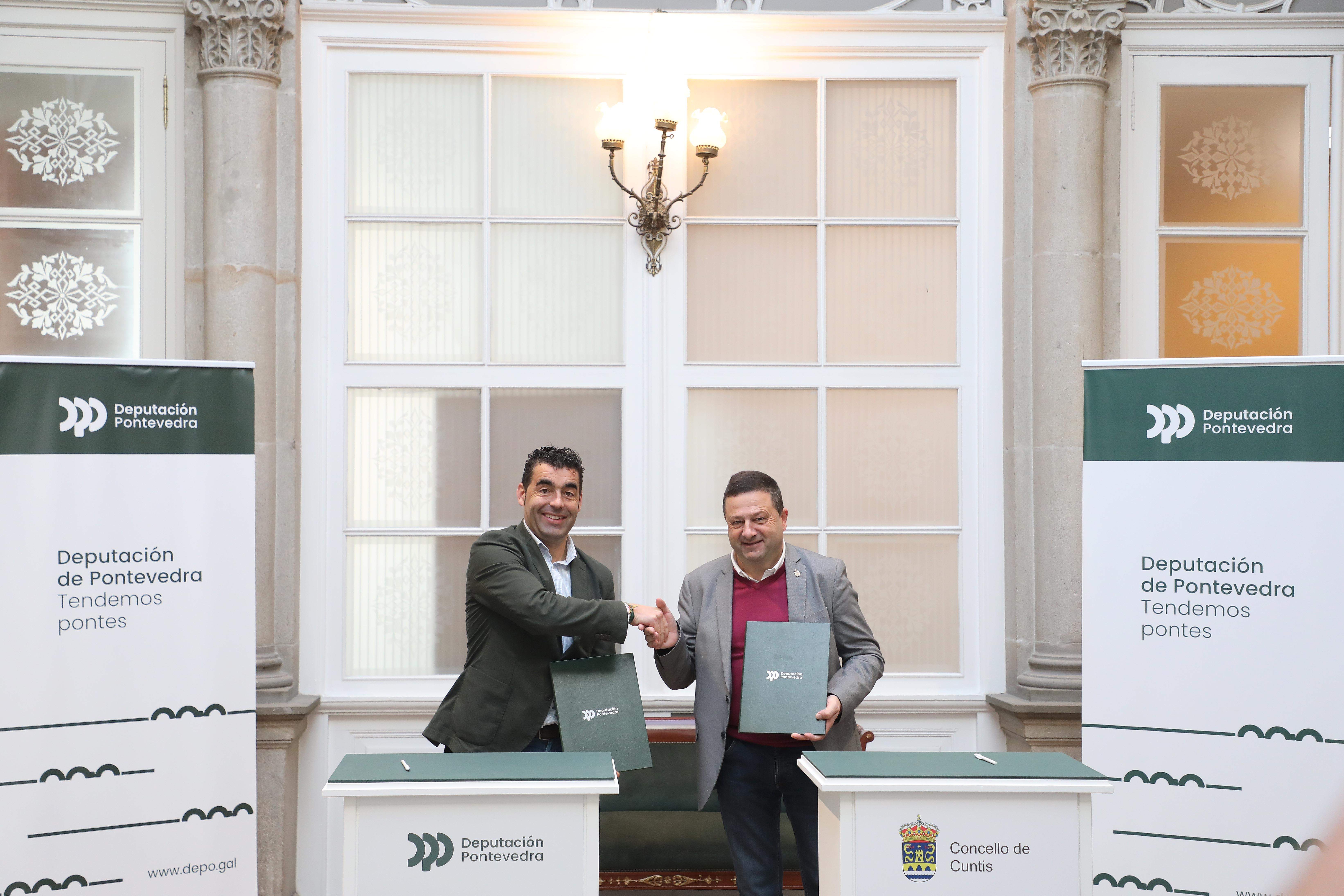 Luis López, presidente da Deputación, e Manuel Campos, alcalde de Cuntis