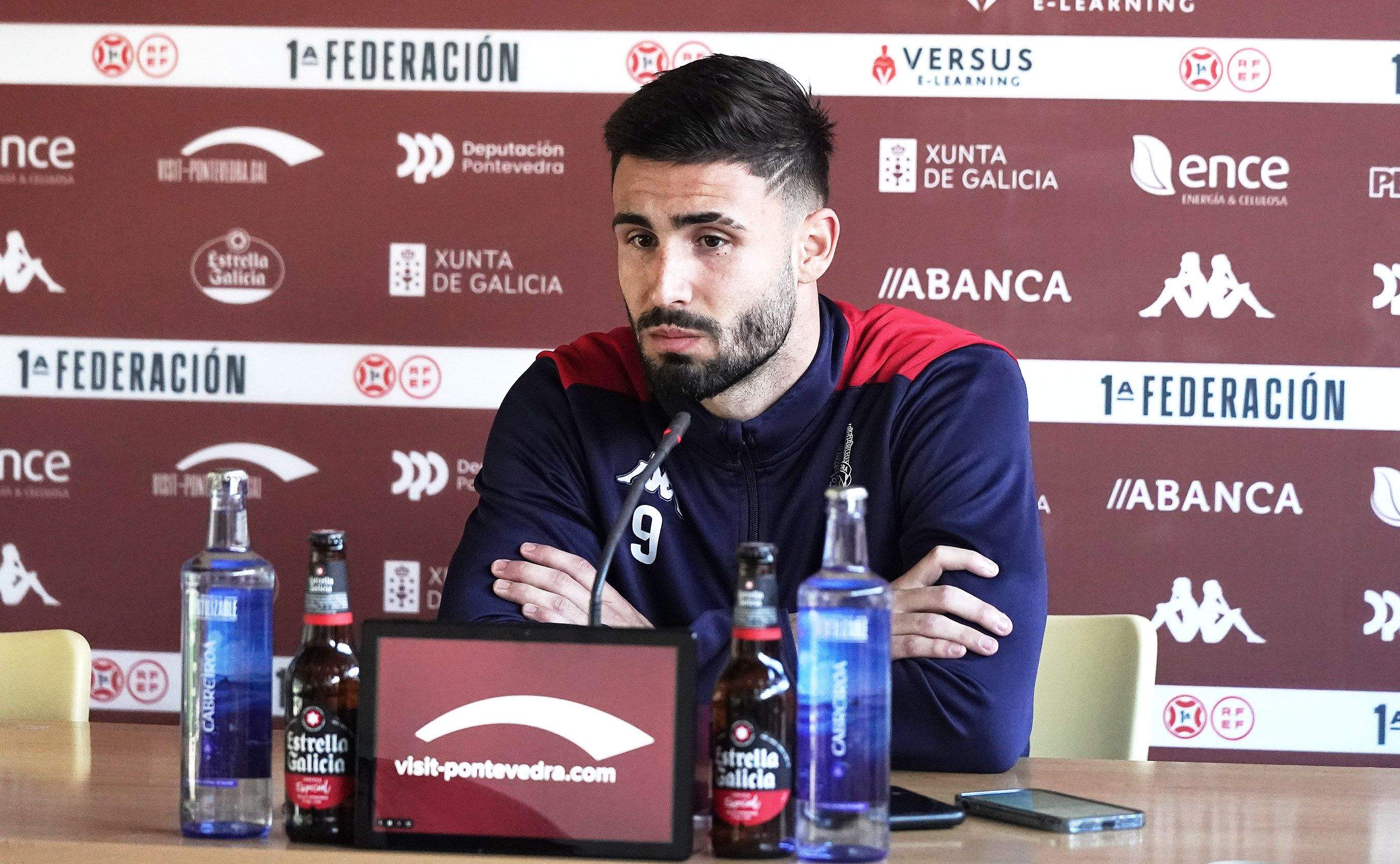 Comparecencia de Dani Selma para disculparse de lo sucedido en el Pontevedra-Mérida