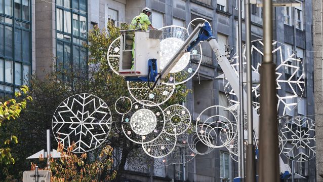Instalación das luces de Nadal nas rúas de Pontevedra