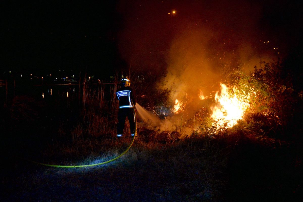 Incendio forestal próximo a unha vivenda na Puntada, en Poio (arquivo)