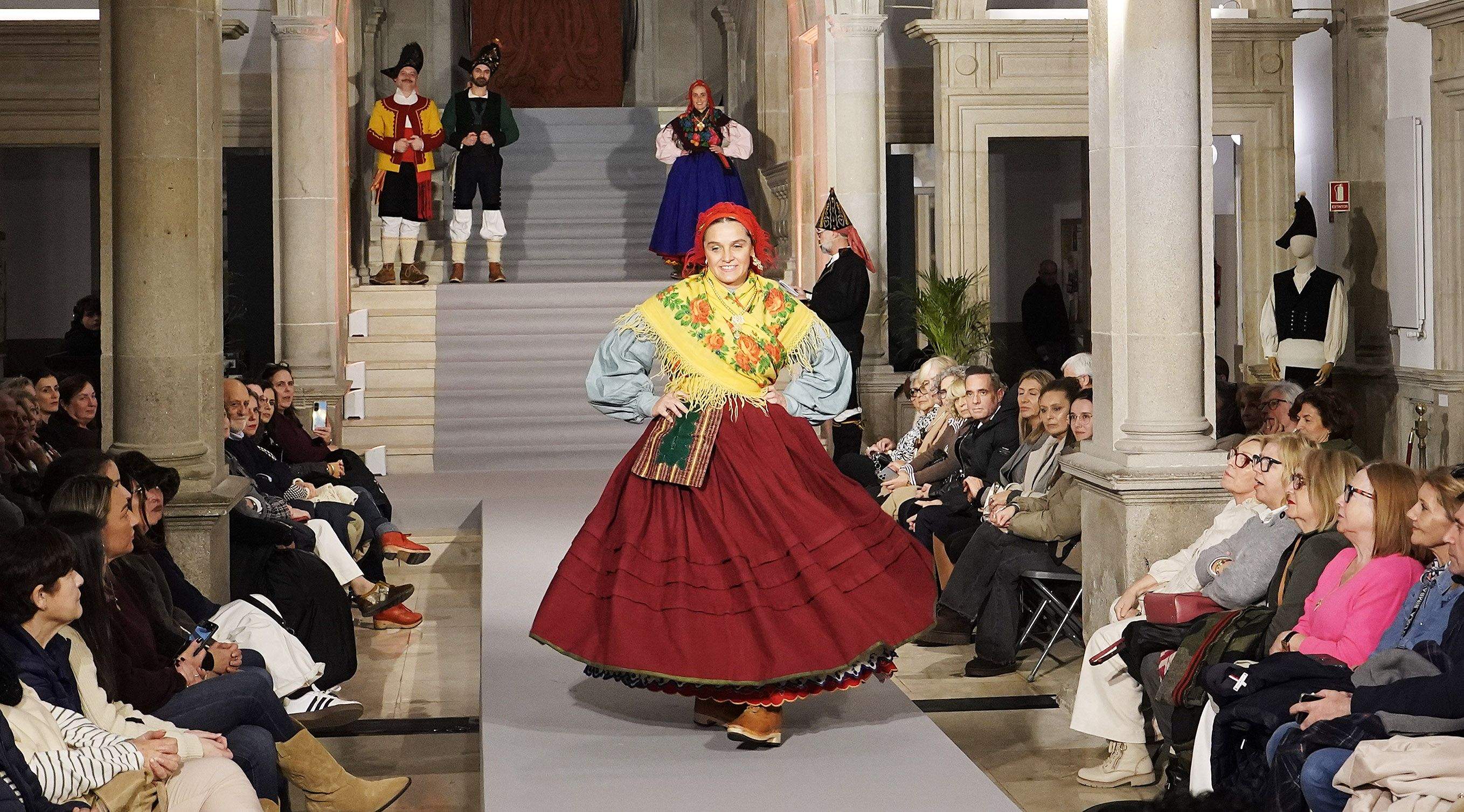 Pasarela de trajes tradicionales inspirados en la obra de Castelao