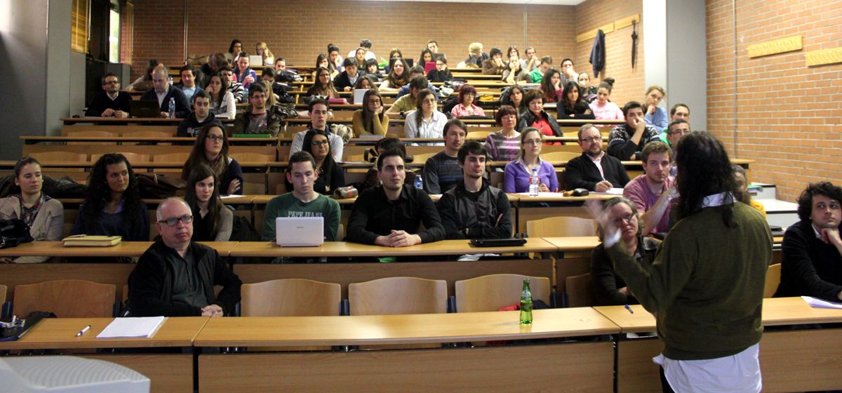 Alumnos do grao de Dirección e Xestión Pública nunha das súas clases