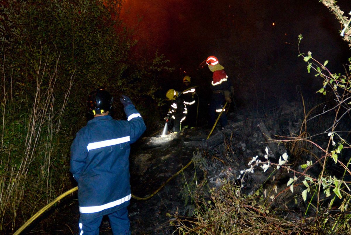 Incendio forestal próximo a una vivienda en A Puntada, en Poio