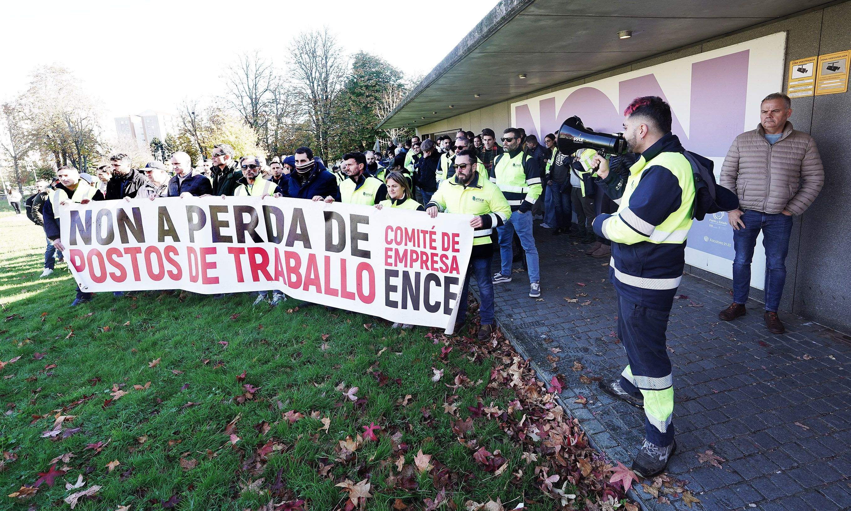 Concentración de persoal de Ence diante do edificio da Xunta en Campolongo