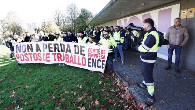 Concentración de persoal de Ence diante do edificio da Xunta en Campolongo