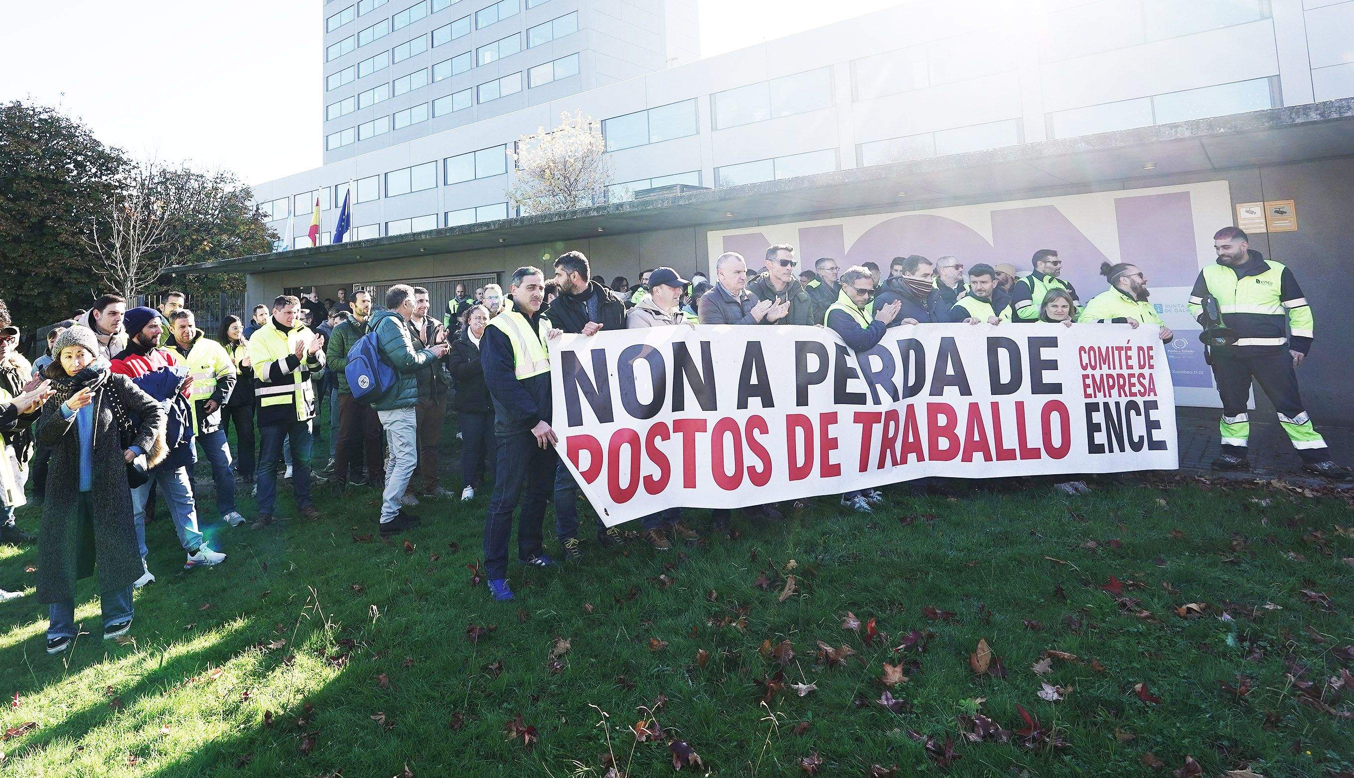 Persoal de Ence ante a delegación territorial da Xunta de Galicia