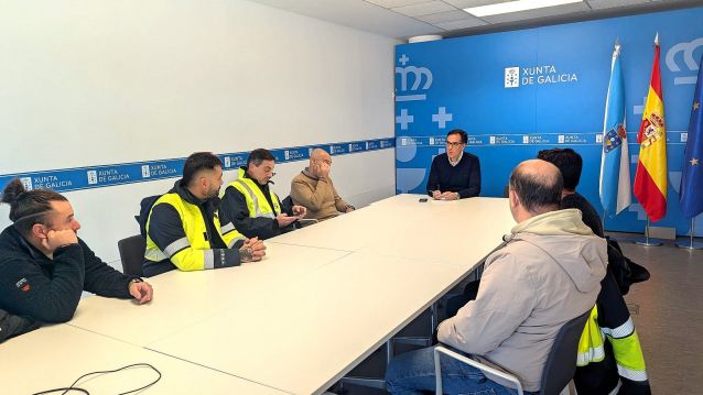 Representantes do comité de empresa de Ence con Ramón Pereiro, secretario territorial da Xunta en Ponteedra