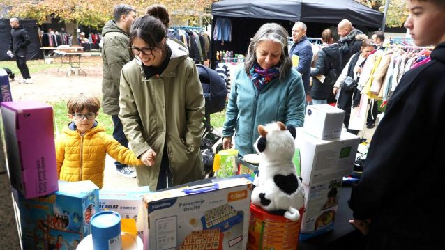 A concelleira Anabel Gulías vendo produtos no mercado Segundo Premio A concelleira Anabel Gulías vendo produtos no mercado Segundo Premio
