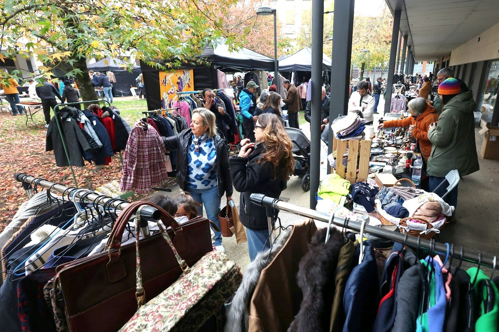 Personas viendo ropa en el mercado Segundo Premio en A Parda