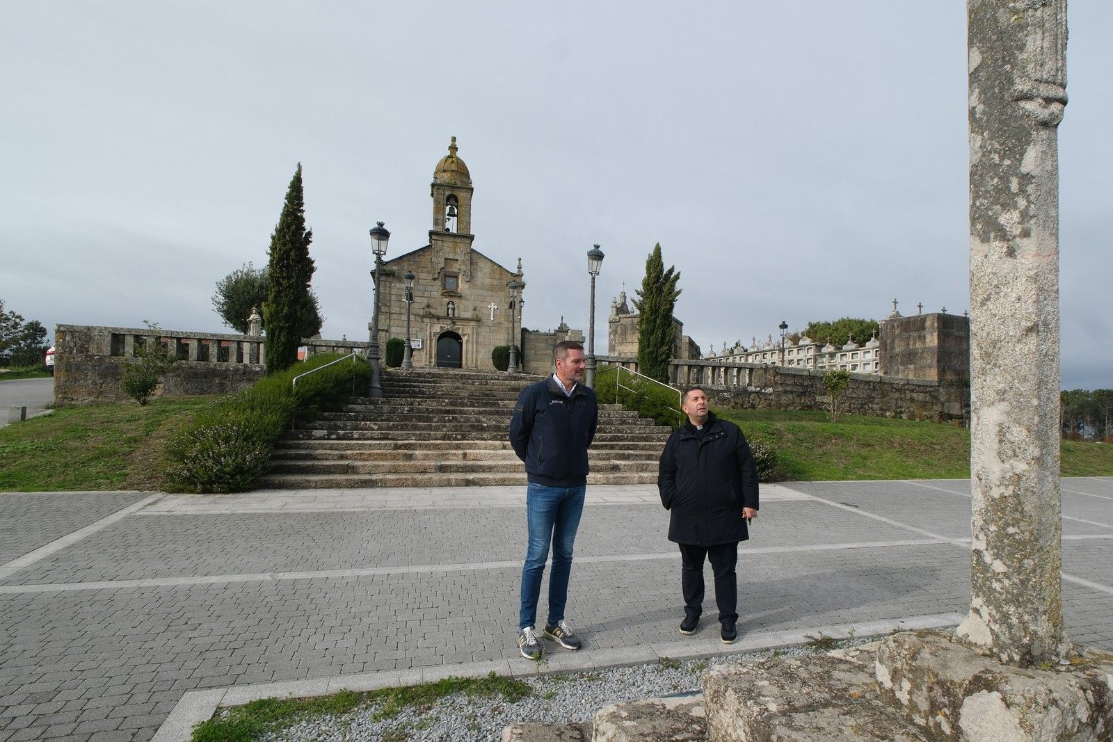 El conselleiro José López Campos en la visita a la iglesia de San Vicenzo de O Grove