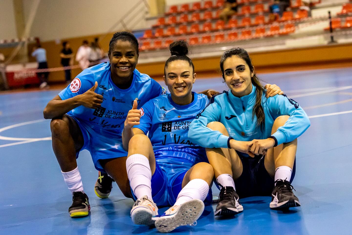 Sara Santos (izquierda), jugadora del Estrela Futsal Cortegada