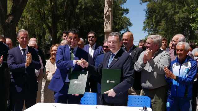 Firma del acuerdo para la cesión temporal del cuadro ´A derradeira leición do mestre´ Firma del acuerdo para la cesión temporal del cuadro ´A derradeira leición do mestre´