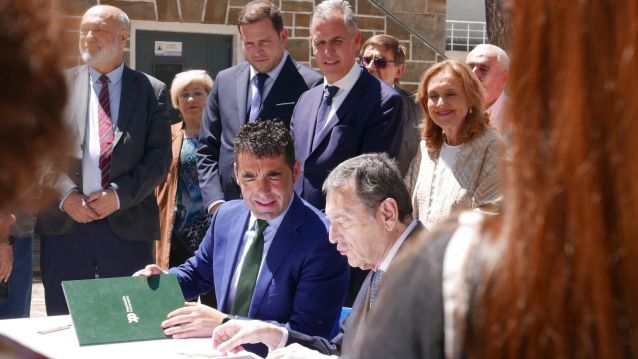 Firma del acuerdo para la cesión temporal del cuadro ´A derradeira leición do mestre´ Firma del acuerdo para la cesión temporal del cuadro ´A derradeira leición do mestre´