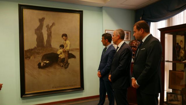 (De izq. a dcha.) Luis López, Rafa Domínguez y Jorge Cubela contemplan el cuadro ´A derradeira leición do mestre´ en el Centro Galicia de Buenos Aires (De izq. a dcha.) Luis López, Rafa Domínguez y Jorge Cubela contemplan el cuadro ´A derradeira leición do mestre´ en el Centro Galicia de Buenos Aires