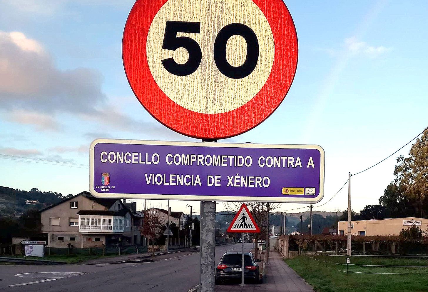 Sinal de tráfico en Meis coa mensaxe contra a violencia de xénero