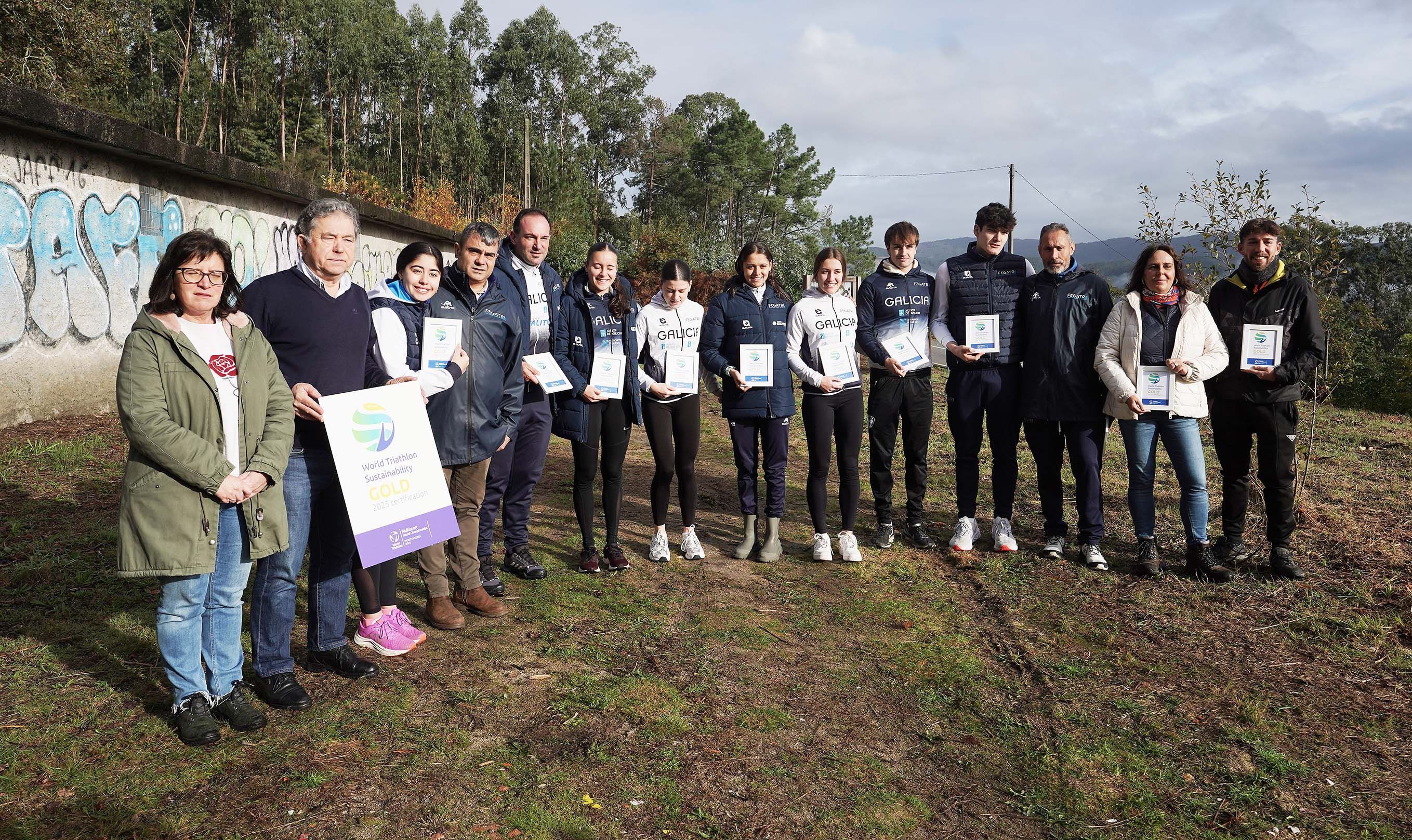 A organización do Multisport realiza unha plantación de castiñeiros na Tomba